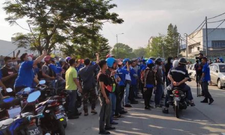 Disgruntled factory workers in Perai protest after being labelled as “rubbish” by manager