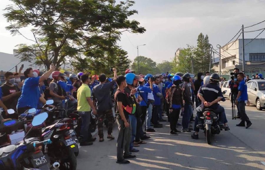 Disgruntled factory workers in Perai protest after being labelled as “rubbish” by manager