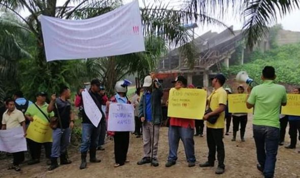 Plantation workers stage rally to demand overtime payment