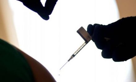30,000 penjawat awam diminta akur terima vaksin