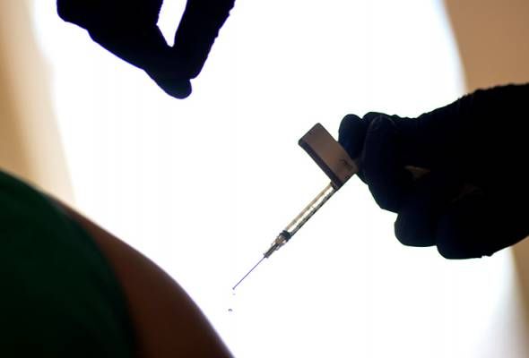 30,000 penjawat awam diminta akur terima vaksin